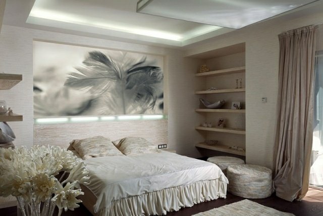 sovrum-modern-design-ljus-färger-indirekt-belysning-vägg-dekoration-fjädrar