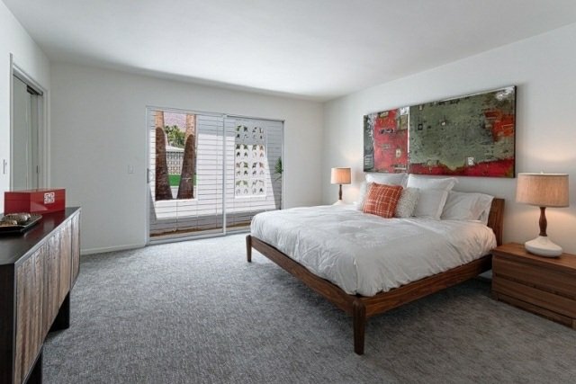 sovrum-design-trä sängram-grå-matta-trämöbler