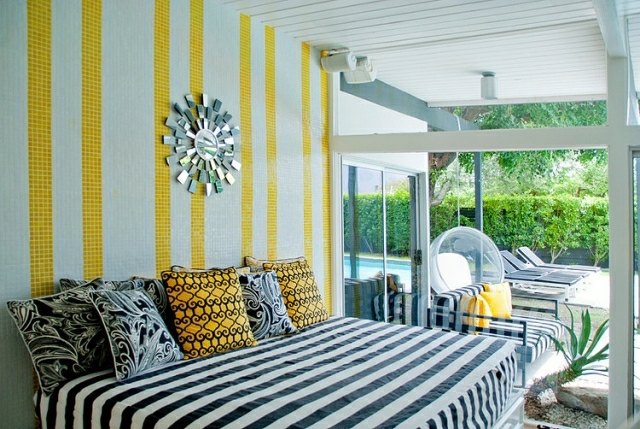 litet sovrum-fönster-fram-mosaik-gul-svart-vit-ränder