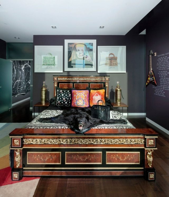 ljus-vägg-dekoration-i-sovrummet-trä-säng-orientalisk-design