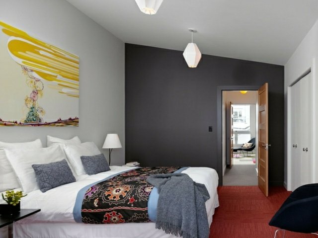 grå-vägg-färg-modern-målning-sovrum-design-röd-mattor