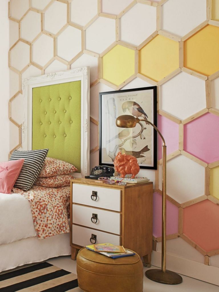 väggdekoration trä remsor barnrum honungskaka mönster färgglada färger moderna