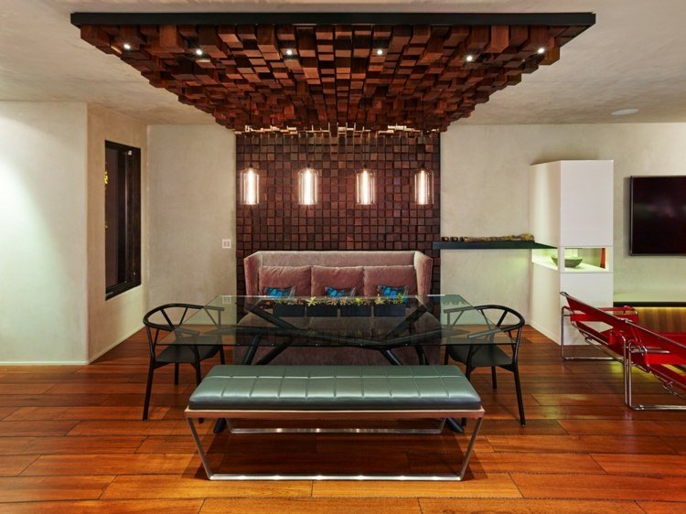 väggdekoration-trä-stockar-design-vägg-tak-vardagsrum-glasbord