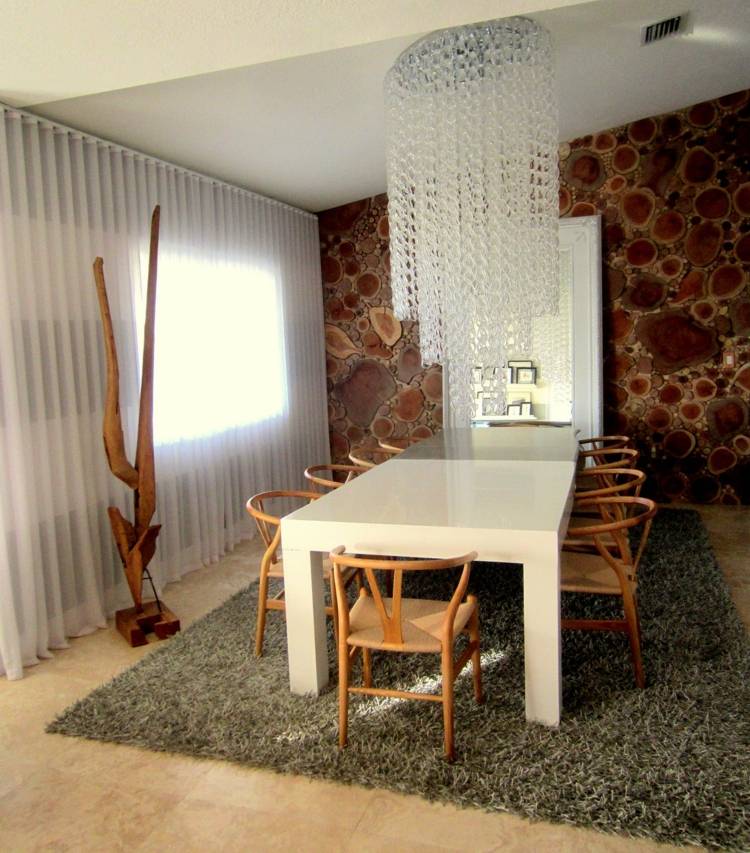 väggdekoration-trä-matsal-idé-träskivor-ljuskrona-matbord-trästolar
