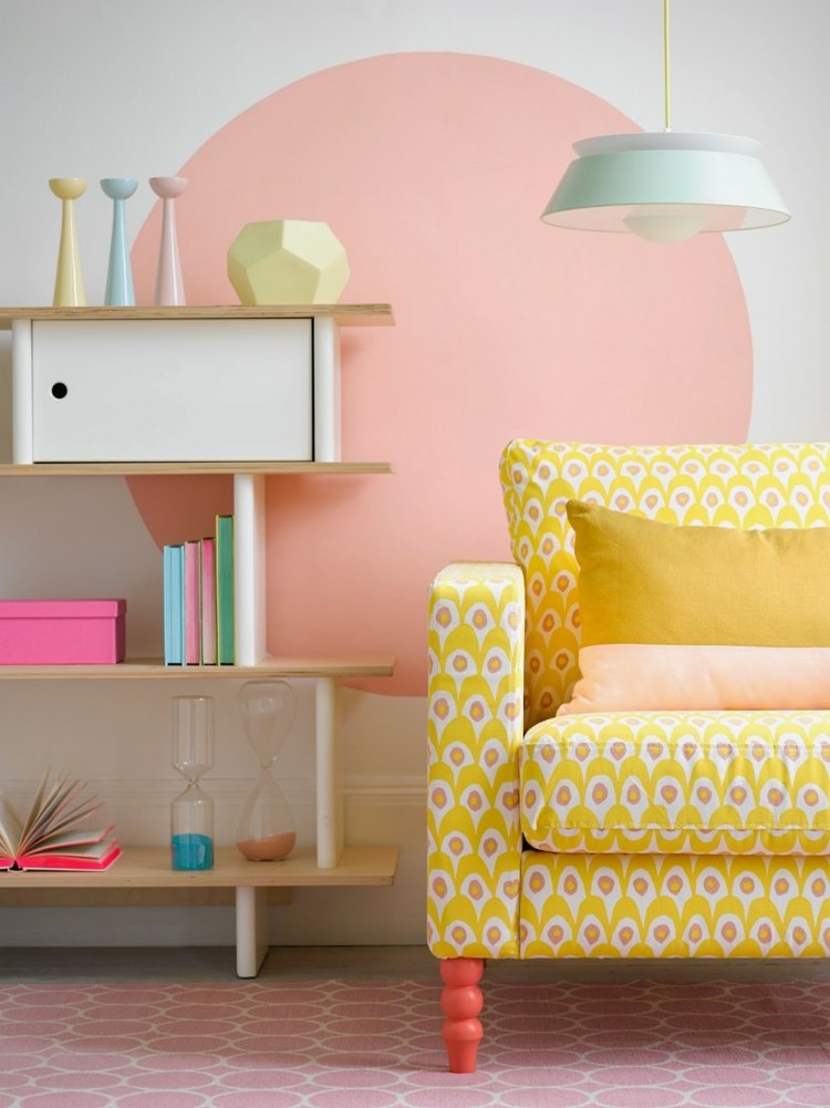 väggfärg skymning rosa accent cirkel gul soffa hylla retro look