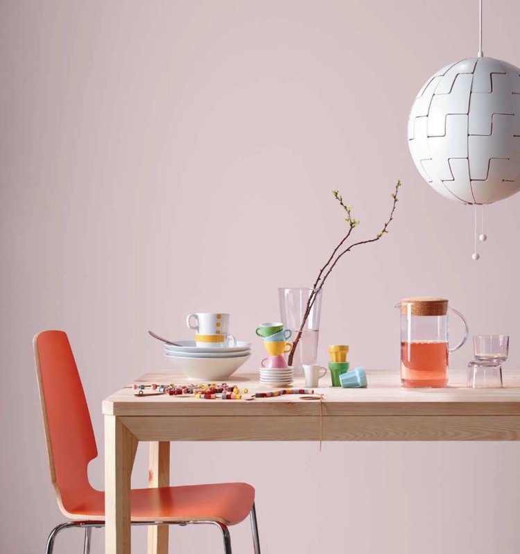 dusky rosa väggfärg matsal interiör idé röd stol boll lampa