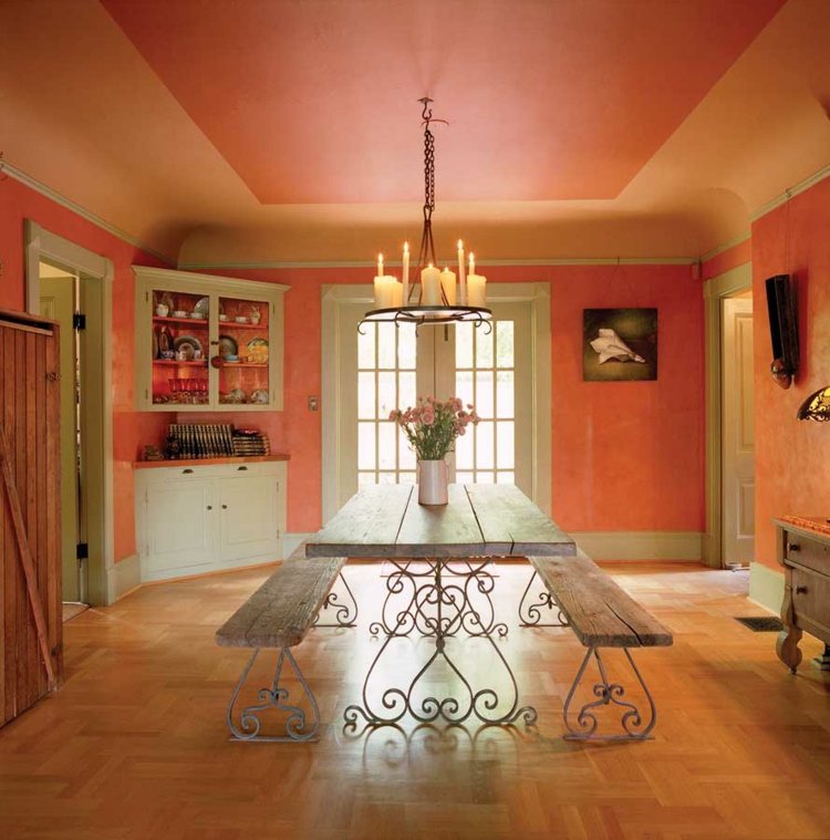 skymning rosa väggfärg medelhavs matsal vit matbord bänkar smidesjärn