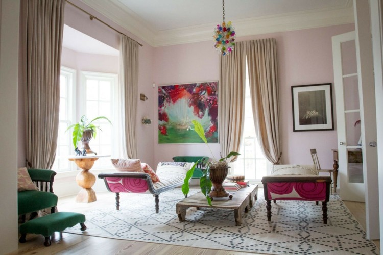 skymning rosa väggfärg beige gardiner canape vintage stil grön fåtölj