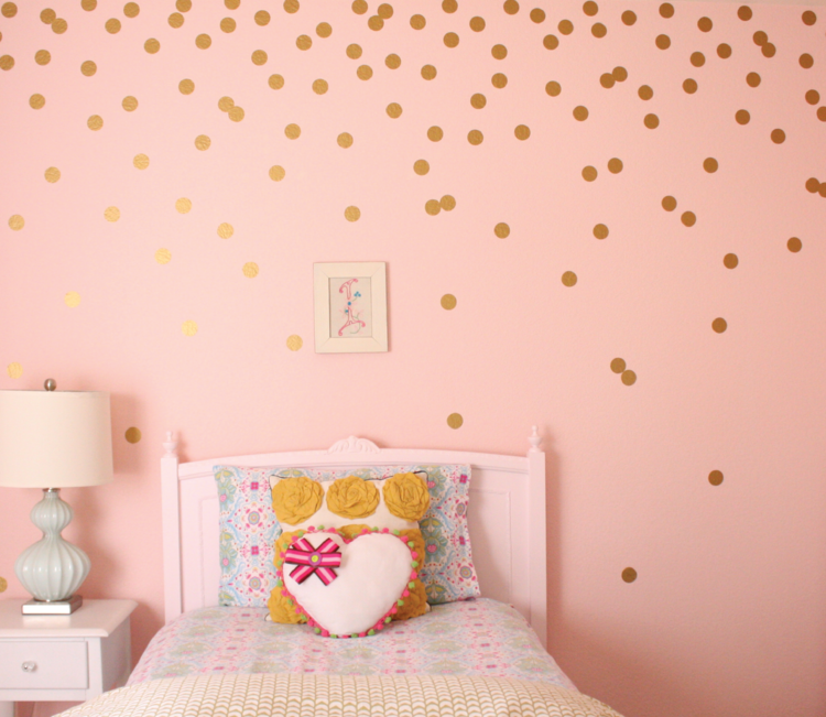 väggfärg gammalrosa väggdesign guldprickar säng romantisk tjej