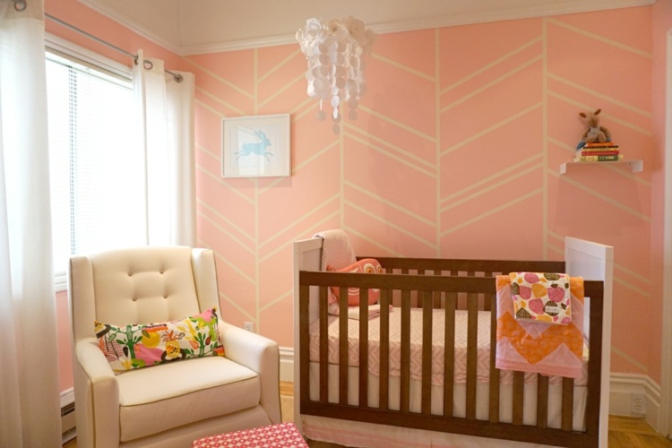 väggfärg dusky rosa ränder mönster baby rum fåtölj vagga