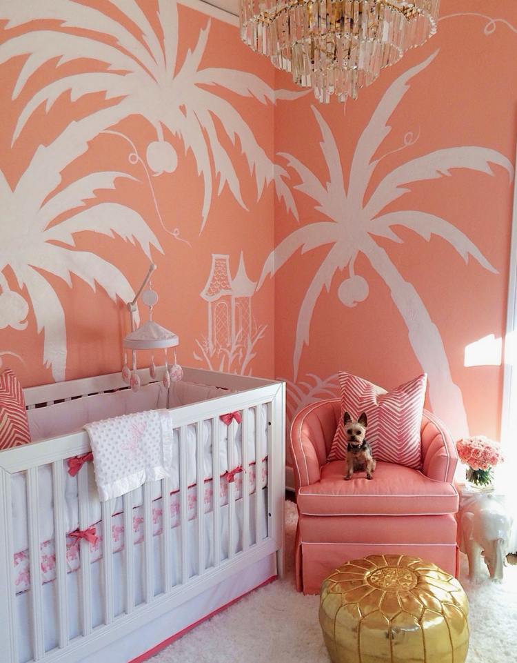 skymning rosa väggfärg baby rum interiör palmer vit lax fåtölj pall guld