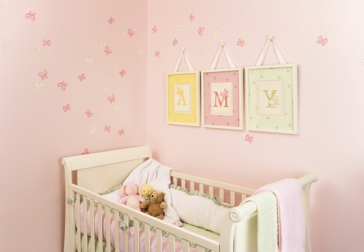 skymning rosa väggmålning fjärilar deco baby room vit vagga