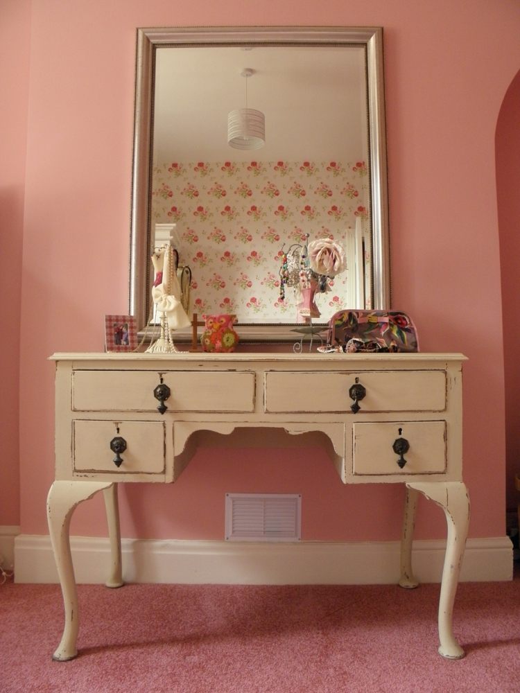 antik rosa väggfärg toalettbord vintage antik vit spegelmatta rosa