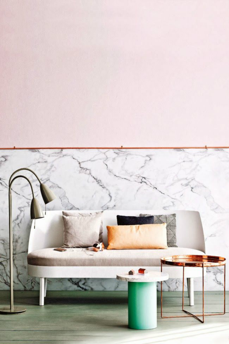 väggfärg skymning rosa marmor idé elegant soffa koppar sidobord