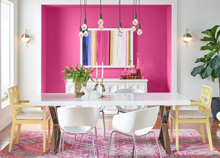 väggfärg berry accent matsal rosa vita skandinaviska möbler