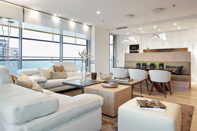 Väggfärg grädde vit-modern-vit-kök-soffa-läder-vardagsrum-panoramafönster