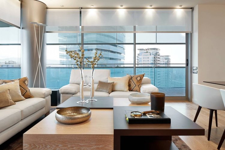 Väggfärg krämvitt -moderna-vitt-vardagsrum-panoramafönster-ljus-soffläder