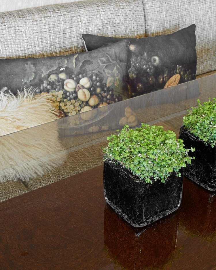 vägg-färg-grädde-vit-modern-beige-möbler-dekoration-växt-soffa-kuddar