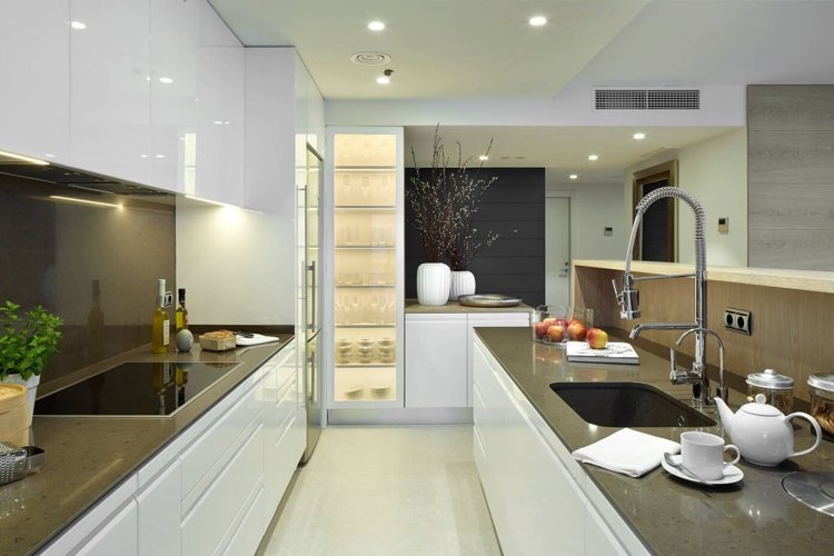 väggfärg-grädde-vit-modern-vit-kök-högglans bänkskiva-kök väggbrun