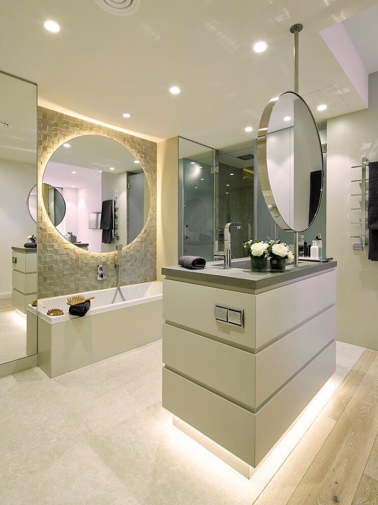 vägg-färg-grädde-vit-modern-vit-badrum-indirekt-belysning-spegel-rund