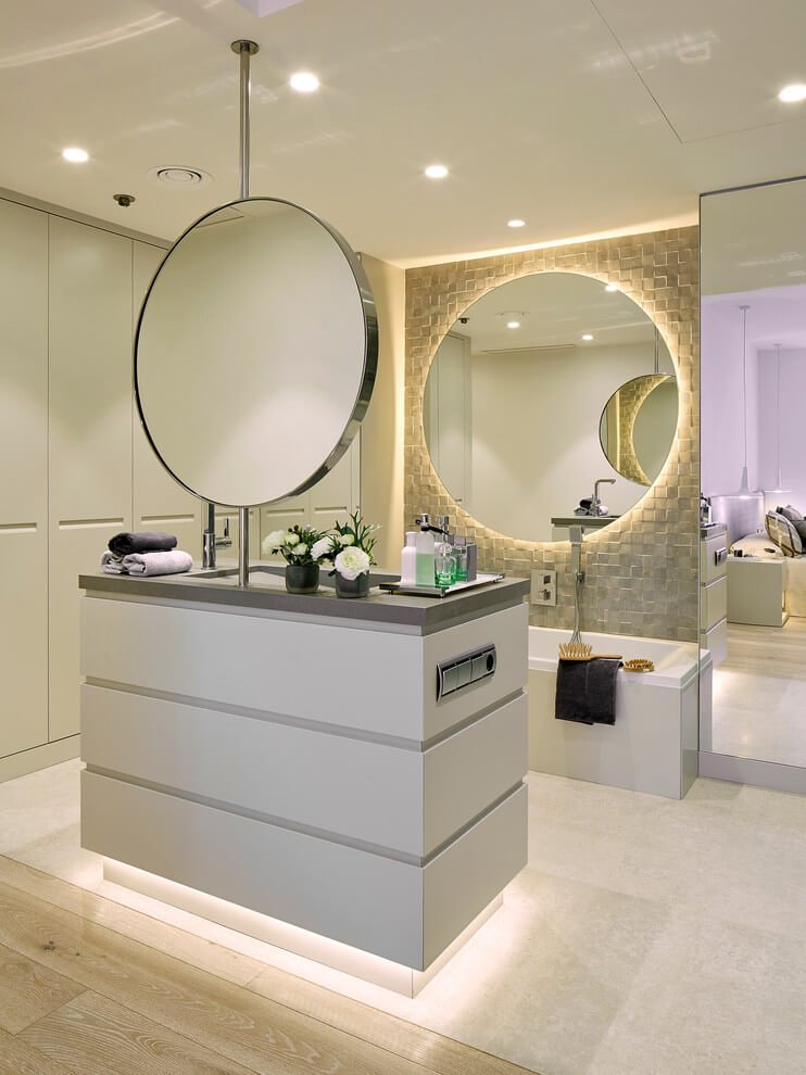 vägg-färg-grädde-vit-modern-vit-badrum-handfat-design-spegel-rund