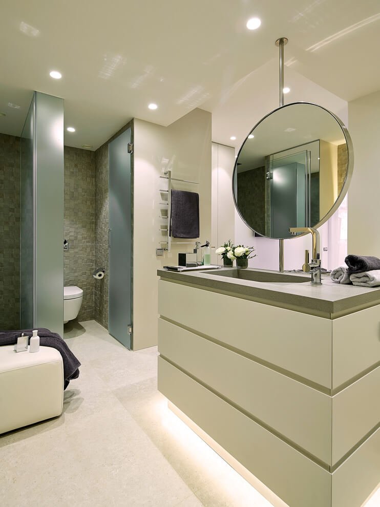 vägg-färg-grädde-vit-modern-vit-badrum-indirekt-belysning-handfat-spegel