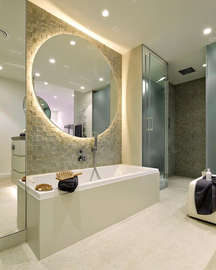väggfärg-grädde-vit-modern-vit-badrum-badkar-vägg design-relief-spegel