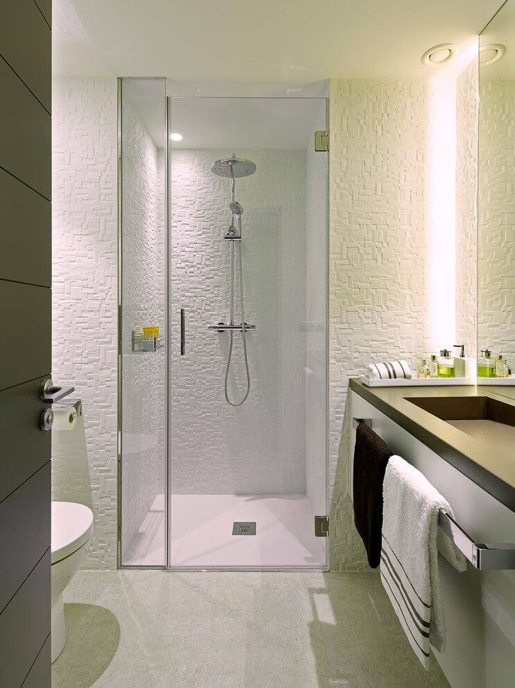 väggfärg-grädde-vit-modern-vit-badrum-duschkabin-design-lättnad