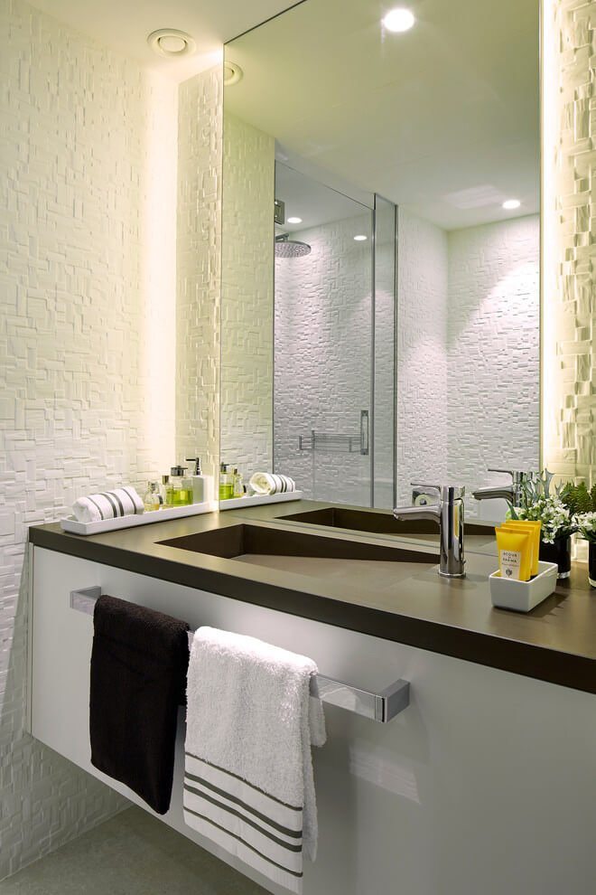 vägg-färg-grädde-vit-modern-vit-badrum-spegel-handfat-design-brun