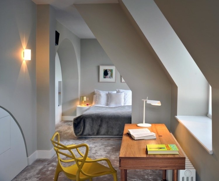 vägg-färg-ljusgrå-sovrum-cantilever-färg-gul-stol