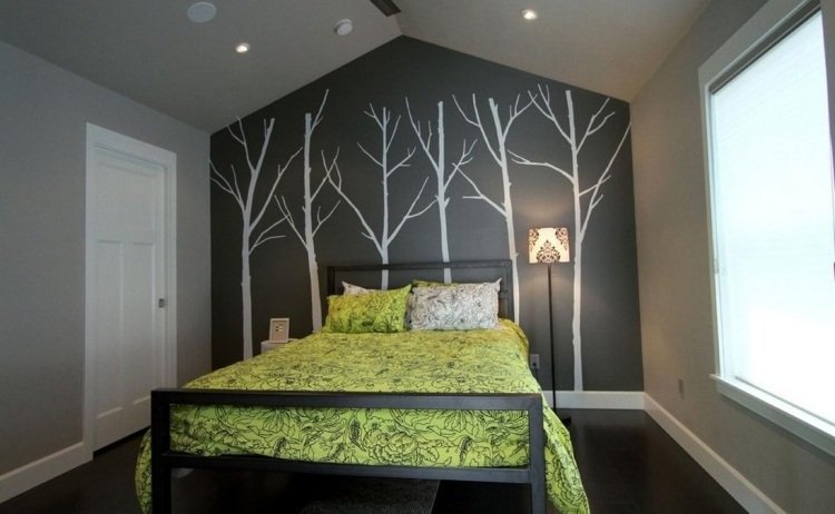 Väggfärg grå dekoration-stencil-träd-grönt-sänglinne