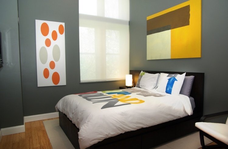 väggdesign-sovrum-betong-grå-vägg-färg-gul-orange-accenter