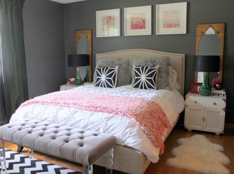 väggdesign-grå-sovrum-svart-vit-rosa-accenter