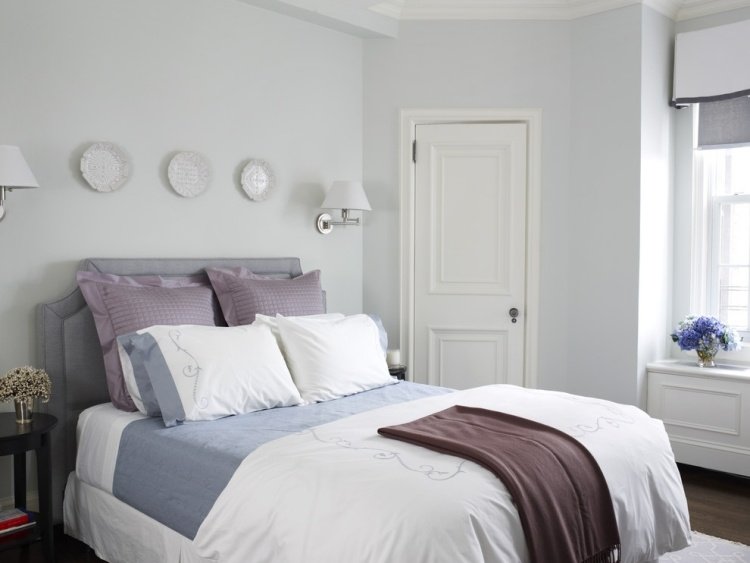 väggdesign sovrum ljusgrå vägg silvergrå lila kudde