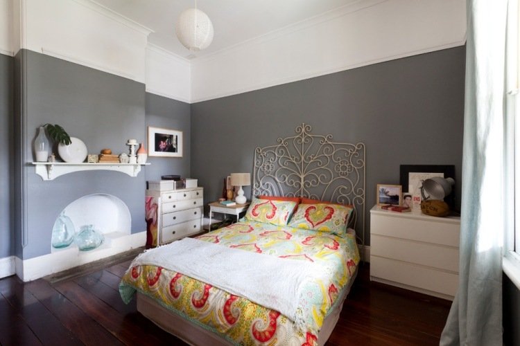 väggdesign-grå-sovrum-metall-säng-sänggavel-vita-möbler