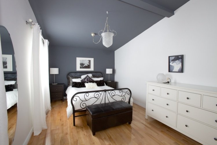 väggdesign-grå-sovrum-metall-sängram-svart trägolv