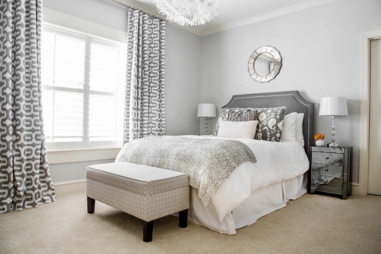 väggdesign-grå-sovrum-ljus-grå-beige-mattor-mönstrade gardiner