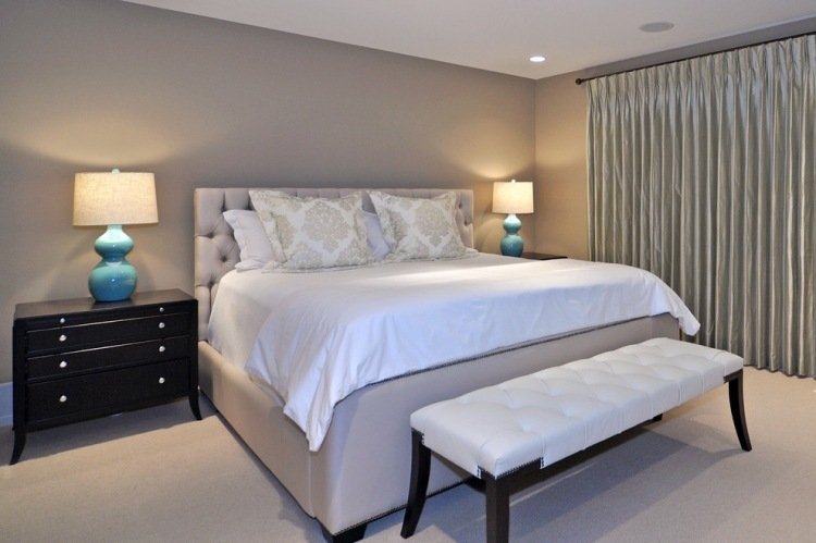väggdesign-grå-sovrum-box-spring-säng-blå-bordslampor