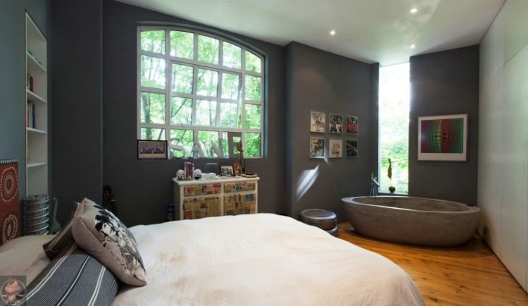 väggdesign-antracitgrått-sovrum-trägolv-badkar