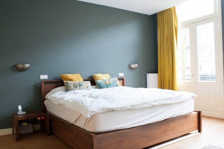 vägg-färg-sovrum-blå-grå-trä säng-gul-gardin-kuddar