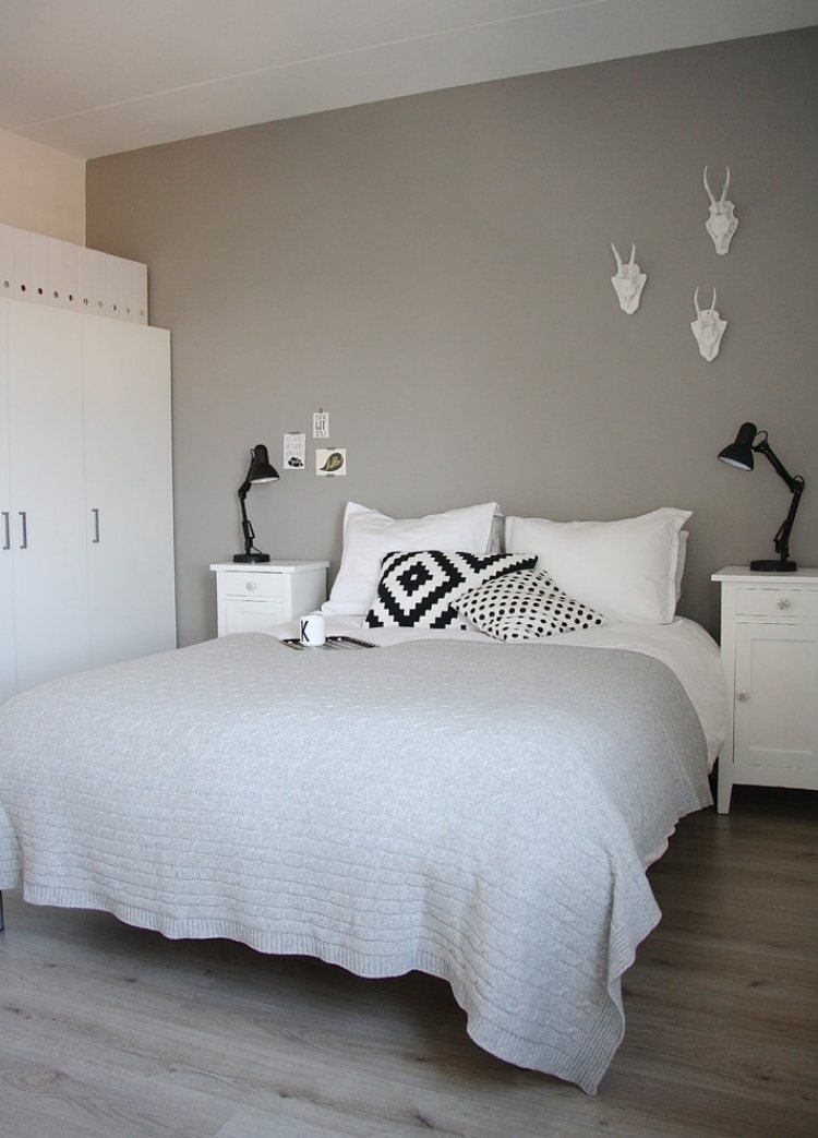 vägg-färg-ljusgrå-sovrum-vita-möbler-skandinavisk stil
