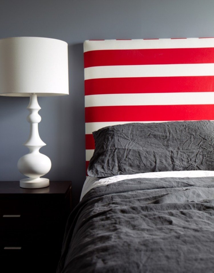 vägg-färg-grå-sovrum-randig-stoppad-säng-sänggavel-röd-vit