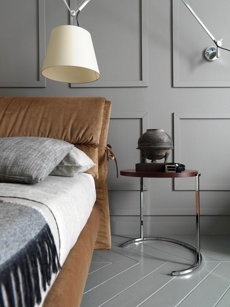 väggfärg-grå-brun-stoppad säng-metall-sidobord-träskiva
