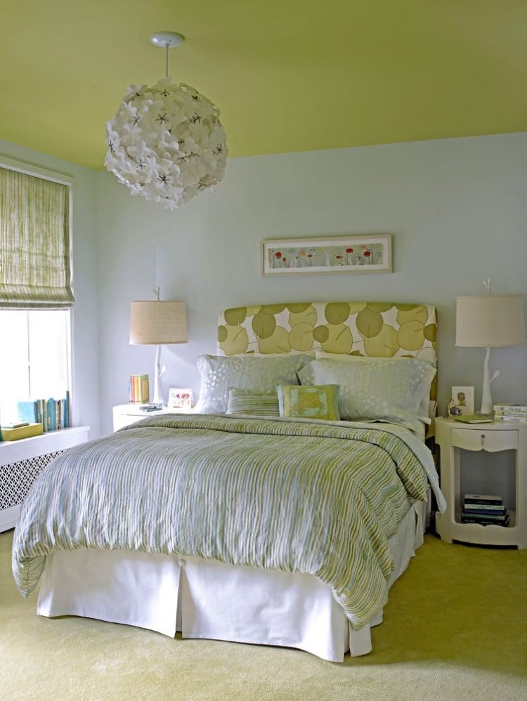sovrum-vägg-färg-ljus grå-grön-tak-matta
