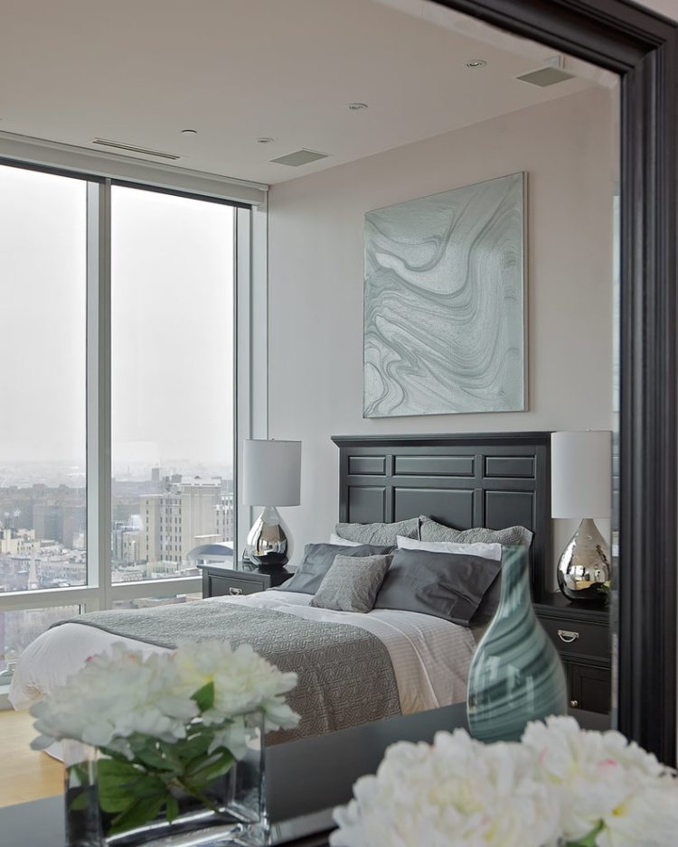 ljusgrå-vägg-färg-sovrum-salvia-grön-dekorationer-golv till tak-glas