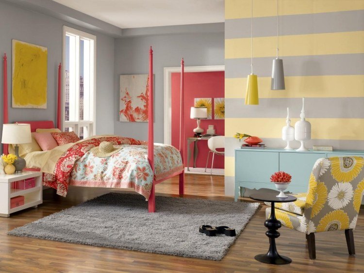 Väggfärg grå-kombinationer-gul-korall färg-färgad-matta-dekoration-hängande lamp-sänglinne