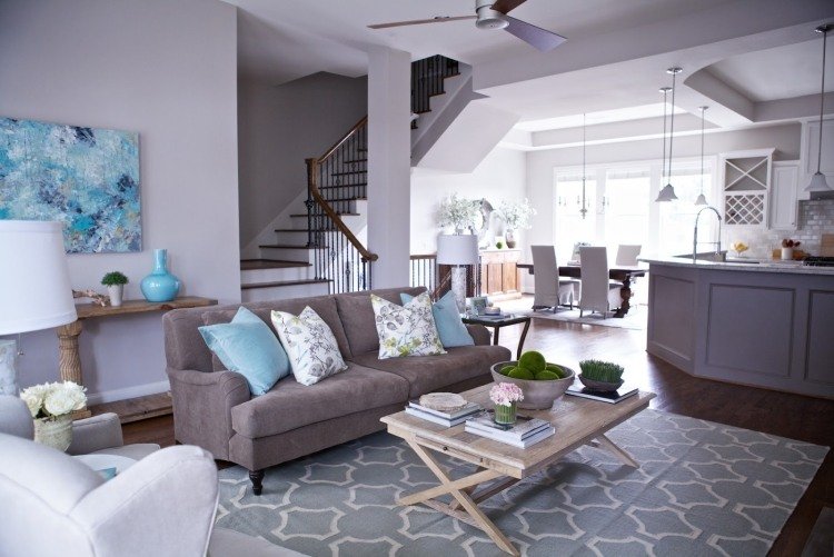 Väggfärg grå-kombinationer-vit-ljusblå-matta-vardagsrum-öppet-kök