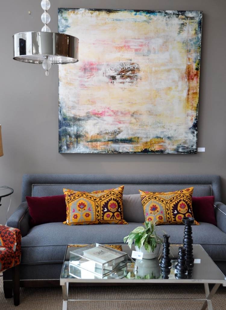 vägg-färg-grå-kombinationer-färgglada-jute matta-soffa-soffbord-kuddar-prydnader