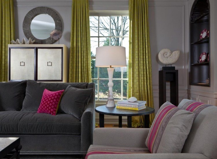 vägg-färg-grå-kombinationer-lila-fuchsia-färg-senap gul-fönster-vardagsrum-sittplatser-stoppade möbler