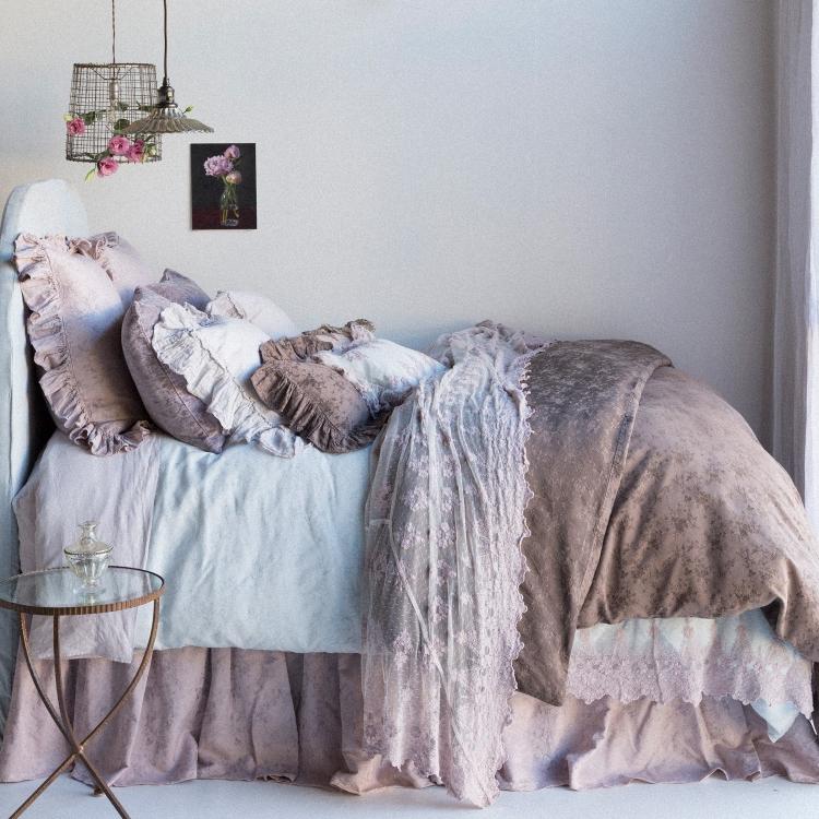 vägg-färg-grå-kombinationer-rosa-pastellfärger-sänglinne-spets-romantisk